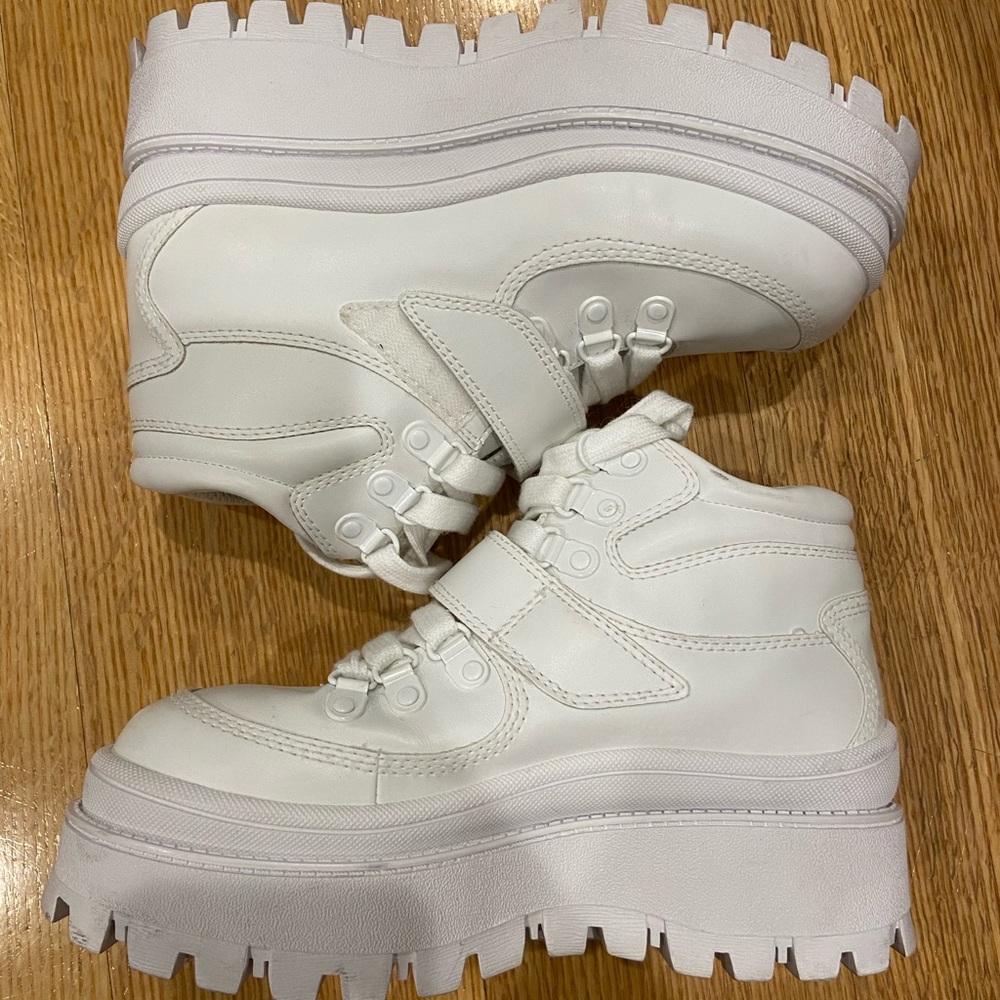 ⚠️SOLD⚠️ Jeffrey Campbell White Top Peaks